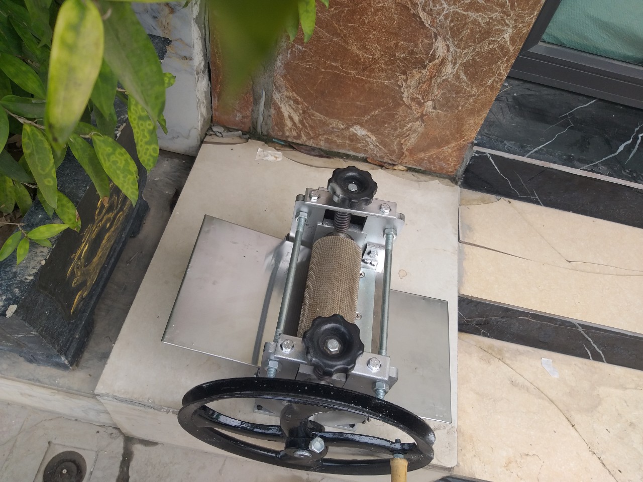 Máy Lạng Mỡ Lợn Ra Khỏi Bì Heo Quay Bằng Tay