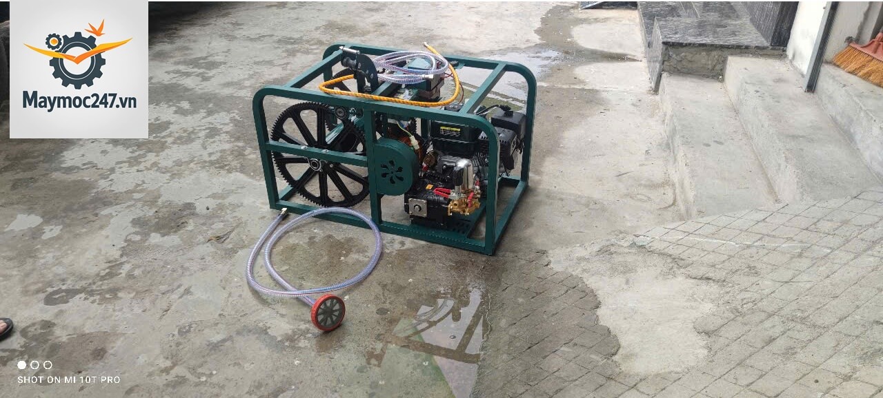 Máy phun thuốc điều khiển từ xa lô cuốn tự động xoay được 4 chiều